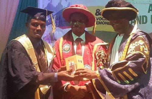 See What A Best Graduating Student Was Given As A Gift In The Presence Of The State Gov.